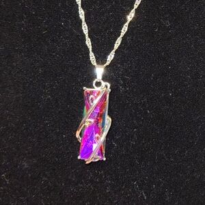 NWOT! Unique multi color silvertone necklace! (G49)